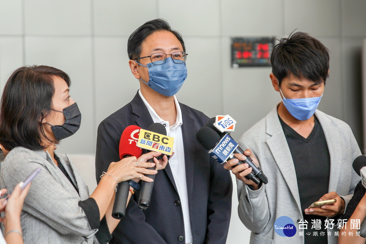 國民黨桃園市長候選人張善政表示，請鄭運鵬利用立委職權調閱農委會資料一翻兩瞪眼。