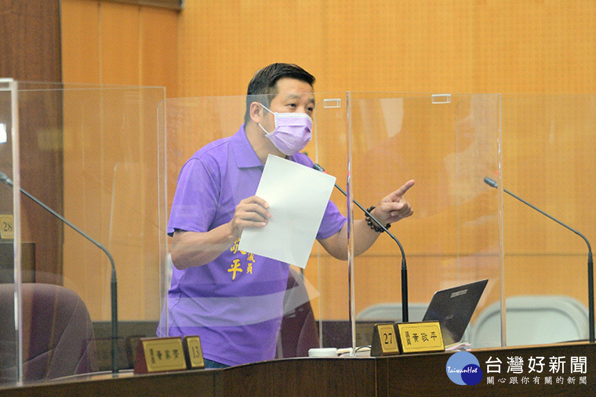 ▲防範員警遇襲案再現，市議員黃敬平：添購拋射式電擊槍、防割手套。（圖/市議會提供）