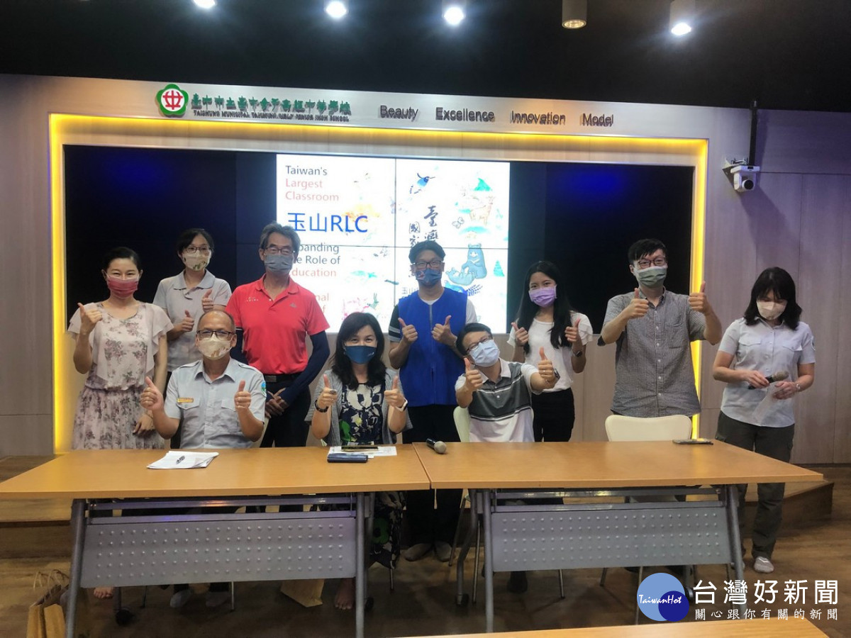 9月6日玉管處林副處長及臺中女中洪校長親臨說明會會場致詞勉勵。