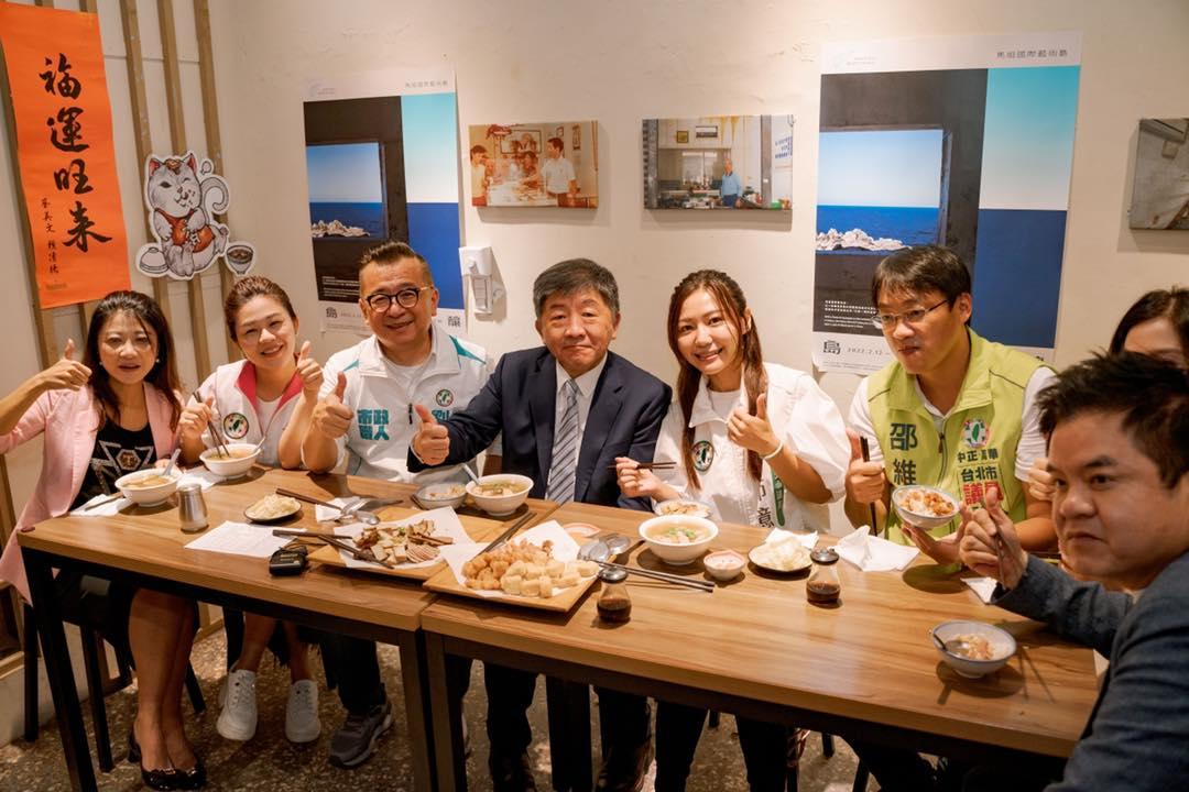 陳時中12日到萬華「家香味食堂」吃滷肉飯,小編事後在臉書貼出用餐照,爆發盜圖爭議。翻攝陳時中臉書