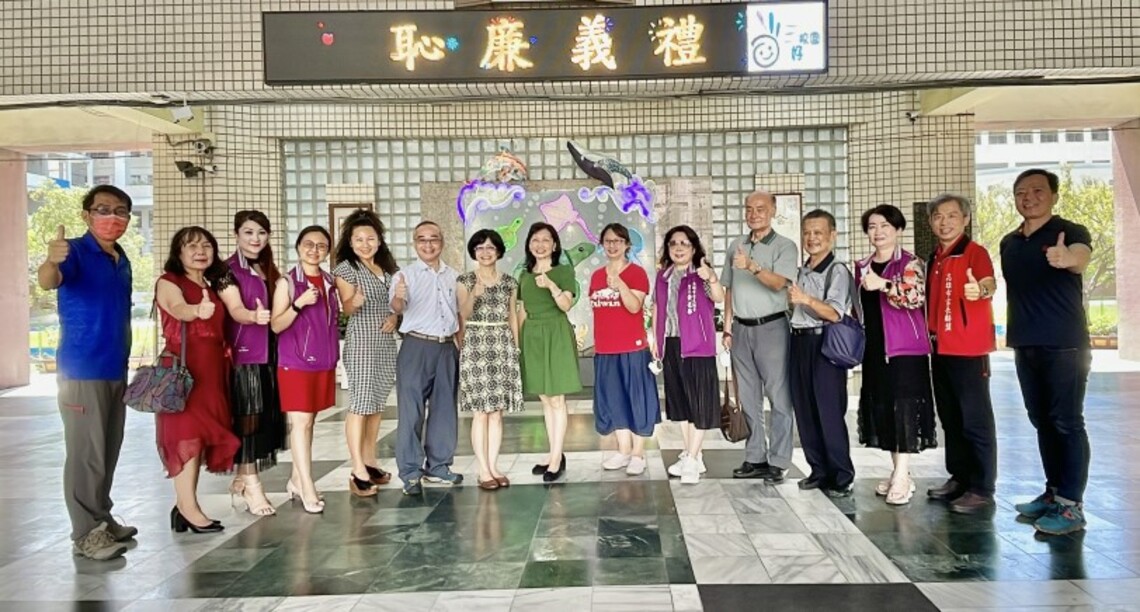 前金國中校友回捐母校「禮義廉恥」匾額 期許學弟妹成為品學兼優的棟樑