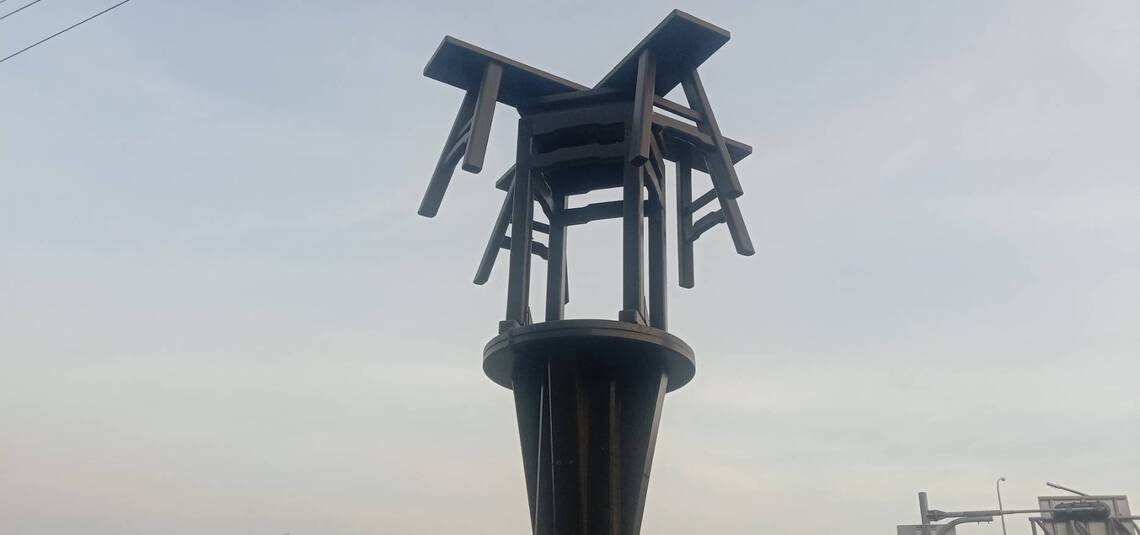 屏東縣萬丹崙頂社區，板凳拱上天，充當意象路燈 / 波新聞