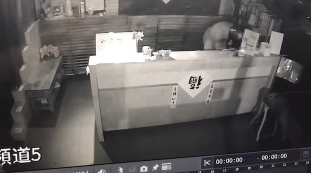 犯嫌竊取店家財物畫面