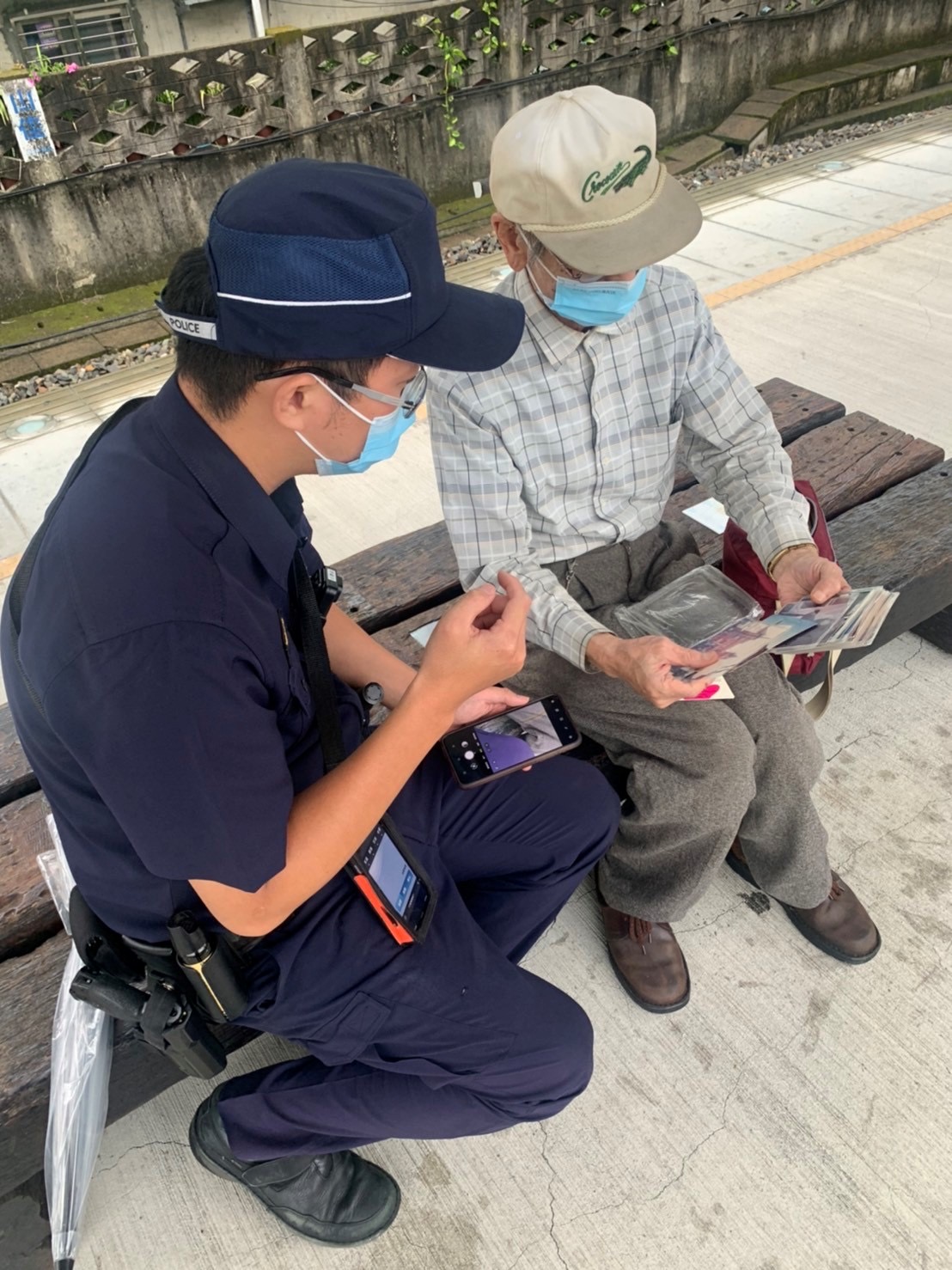 樹林分局山佳派出所警員許毓仁、林恆逸協助迷失老人
