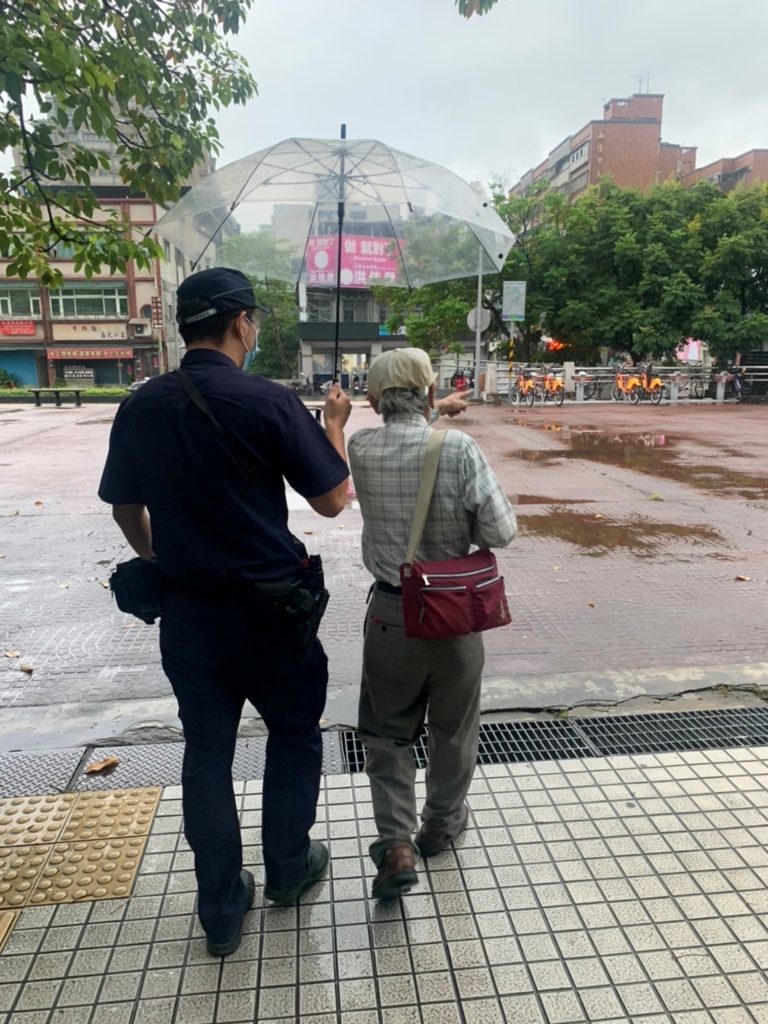 樹林分局山佳派出所警員許毓仁、林恆逸協助迷失老人