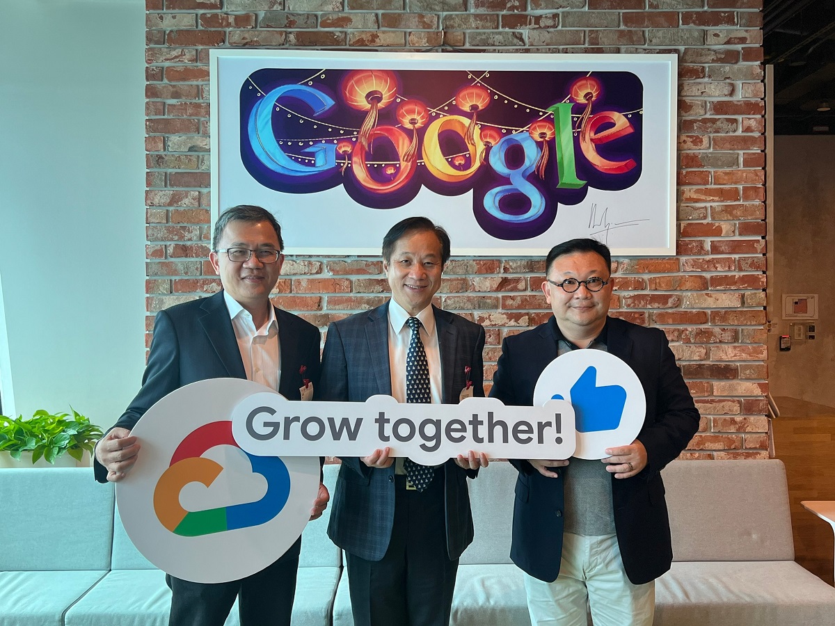 東海大學打造雲端人才培育基地，右起Google Cloud台灣總經理謝良承、東海大學校長張國恩、中華電信資訊技術分公司總經理林昭陽。（圖/東海大學提供）