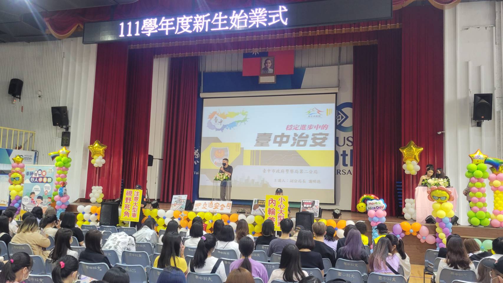 圖片說明:臺中市政府警察局第二分局副分局長謝明德特於日前「交通安全月」至國立臺中科技大學向約計1,000名的新生進行交通安全宣導。(記者林㤈輝翻攝)