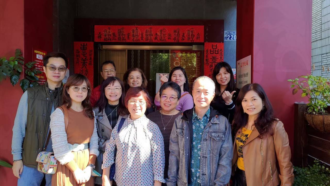 圖片說明:童顏無忌繪畫工作室媽媽班緣起於一群樂在付出的愛心志工媽媽,成立迄今超過15年,此為團體作畫後定期聚餐合影。(記者林㤈輝翻攝)