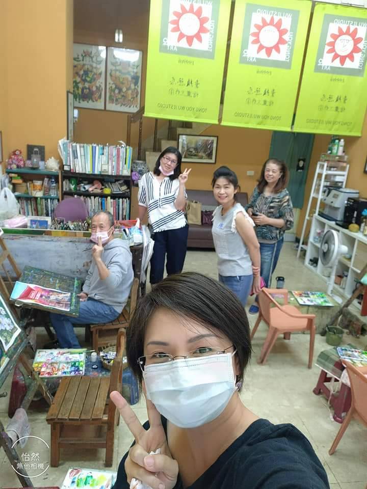 圖片說明:童顏無忌繪畫工作室媽媽班緣起於一群樂在付出的愛心志工媽媽,成立迄今超過15年,此為其上課情形。(記者林㤈輝翻攝)