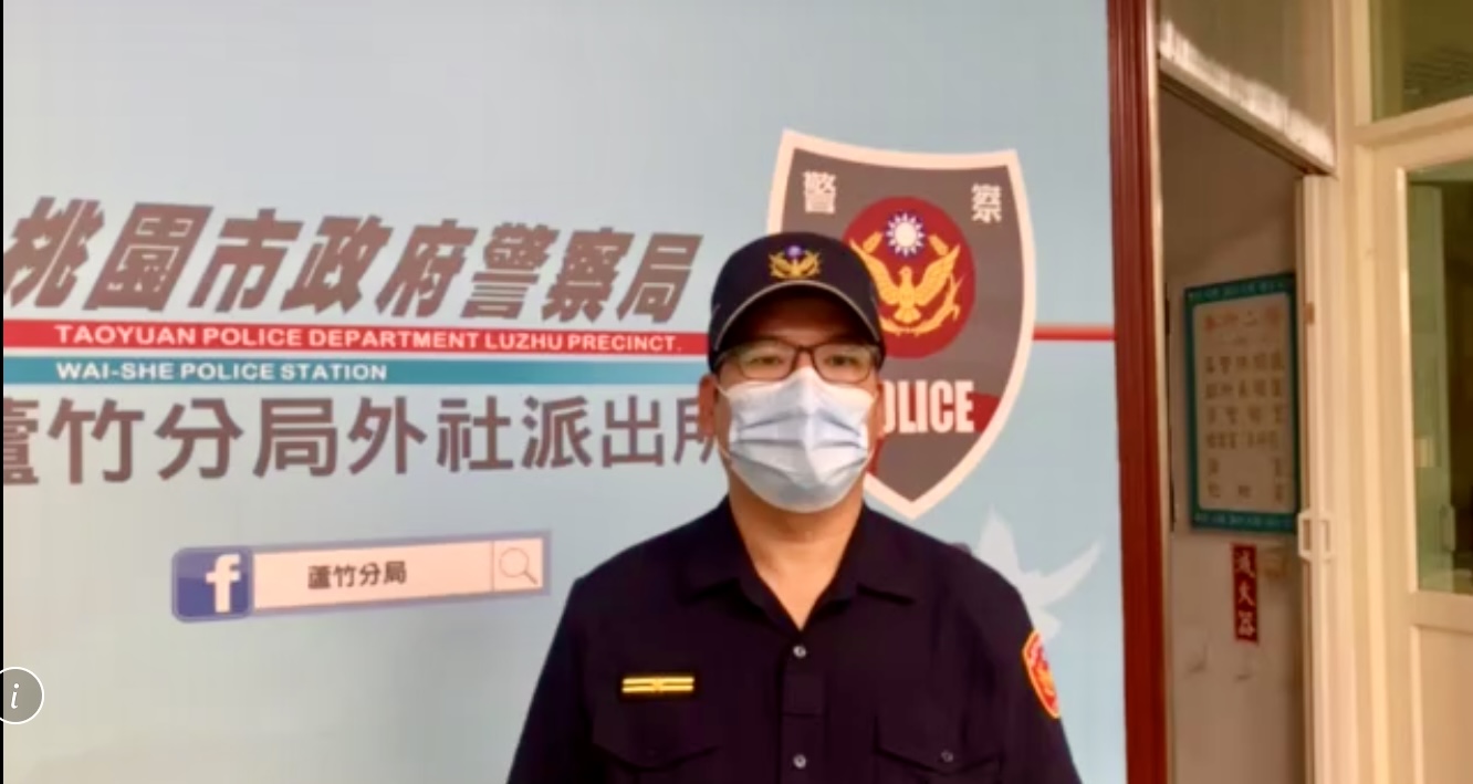 圖片說明:蘆竹分局外社派出所所長江弘裕說明案情畫面。(記者宋紹誠翻攝)