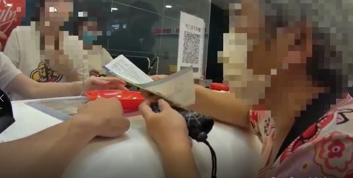 圖片說明:中和警成功阻擋詐騙集團騙取謝姓婦人新臺幣30萬元存款。(記者徐煜勝翻攝)