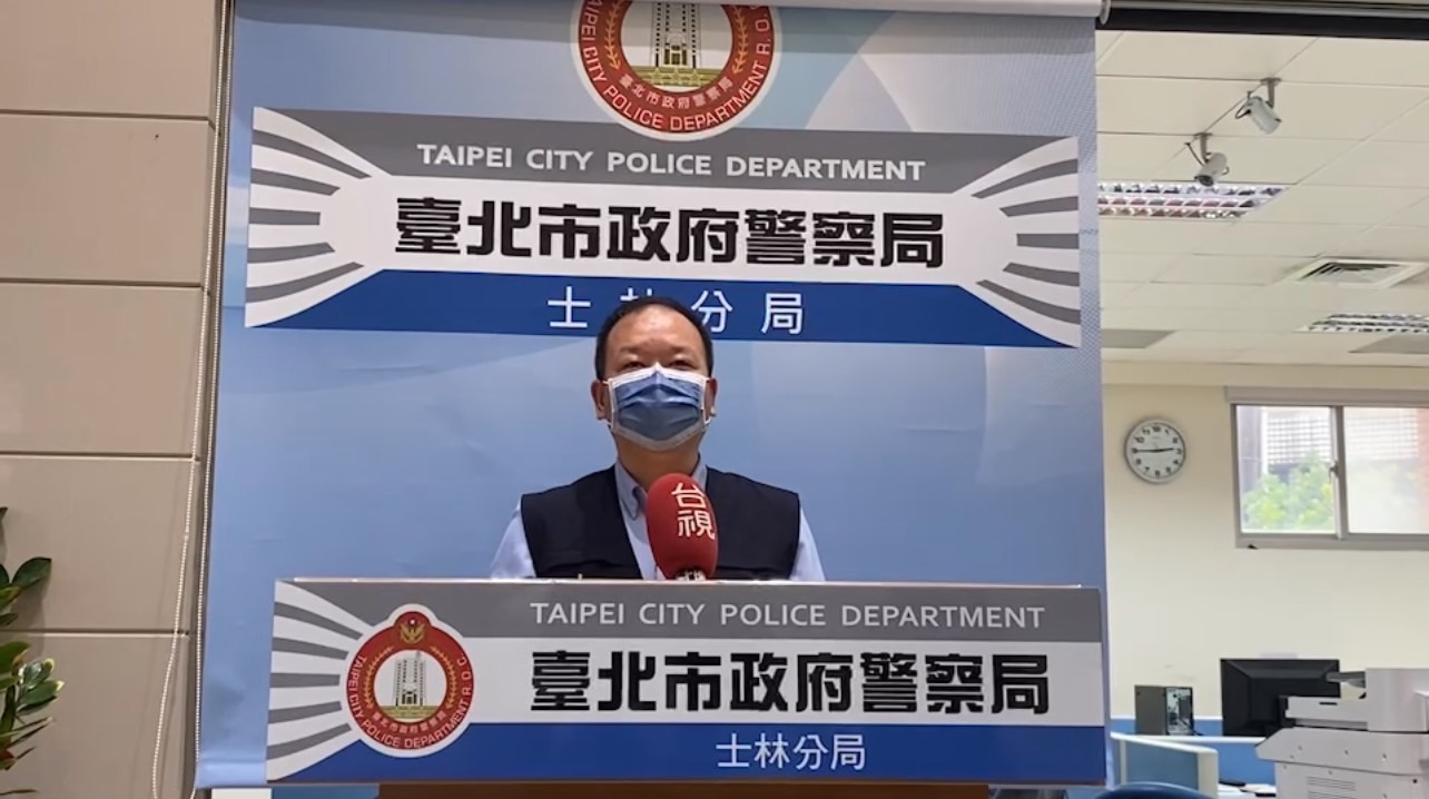 圖片說明:士林分局偵查隊副隊長林顏興說明畫面。(記者葉鈞宇翻攝)