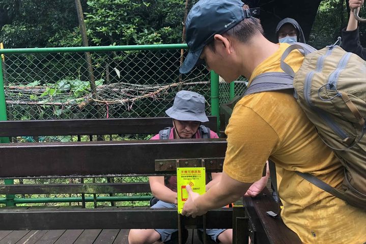 遠傳技術團隊裝設可通訊告示牌。 圖:新北市政府觀光旅遊局/提供