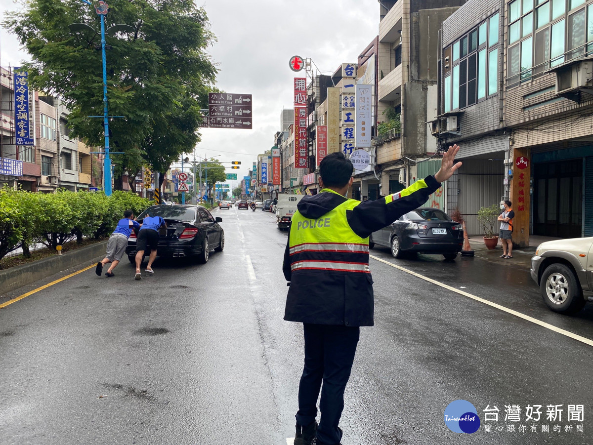 大雨導致車突拋錨，楊梅警救援速排除。​