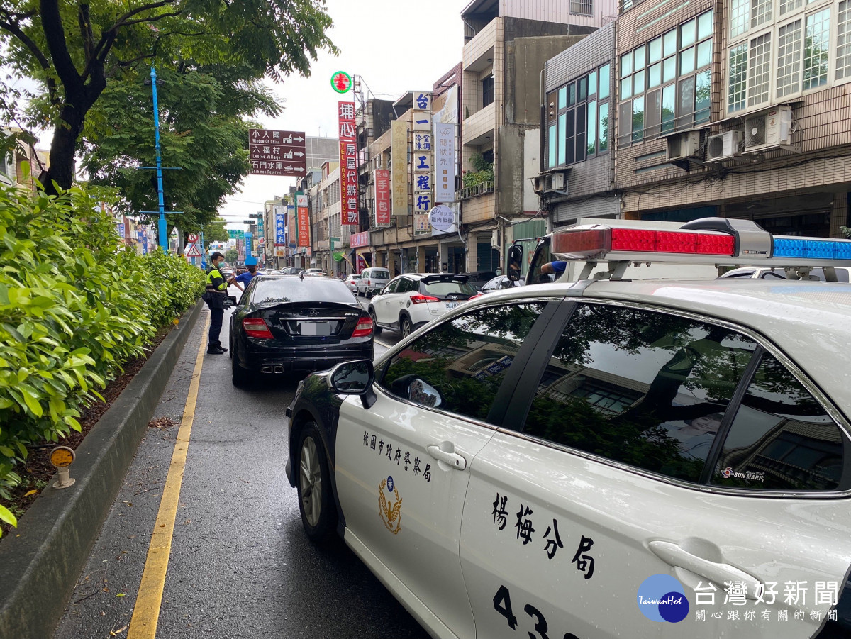 大雨導致車突拋錨,楊梅警救援速排除。