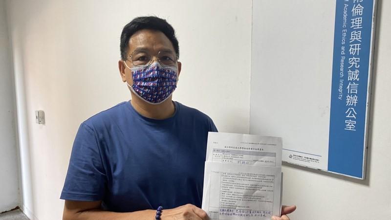 林耕仁日前前往陽明交通大學遞交文件捍衛清白。中央社
