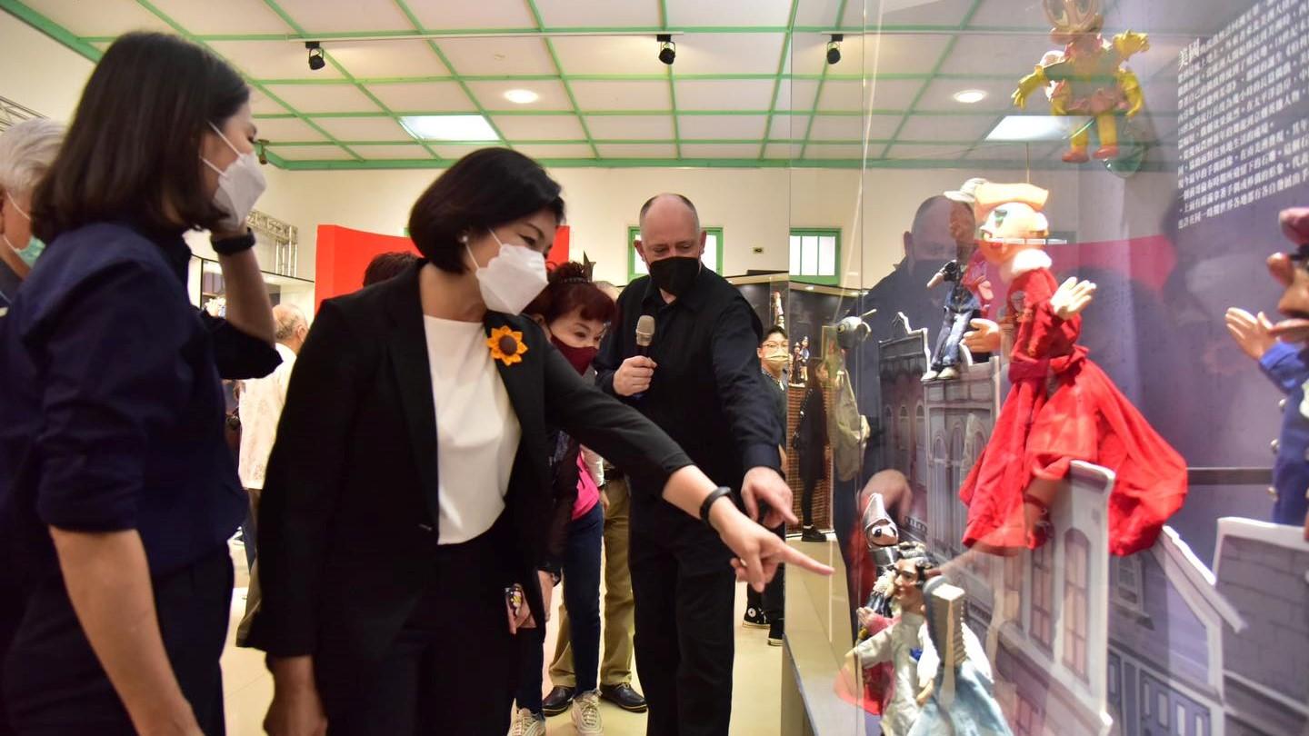 雲林縣長張麗善(左二)13日出席「世界在掌上:美國西北木偶中心典藏展」。翻攝張麗善臉書