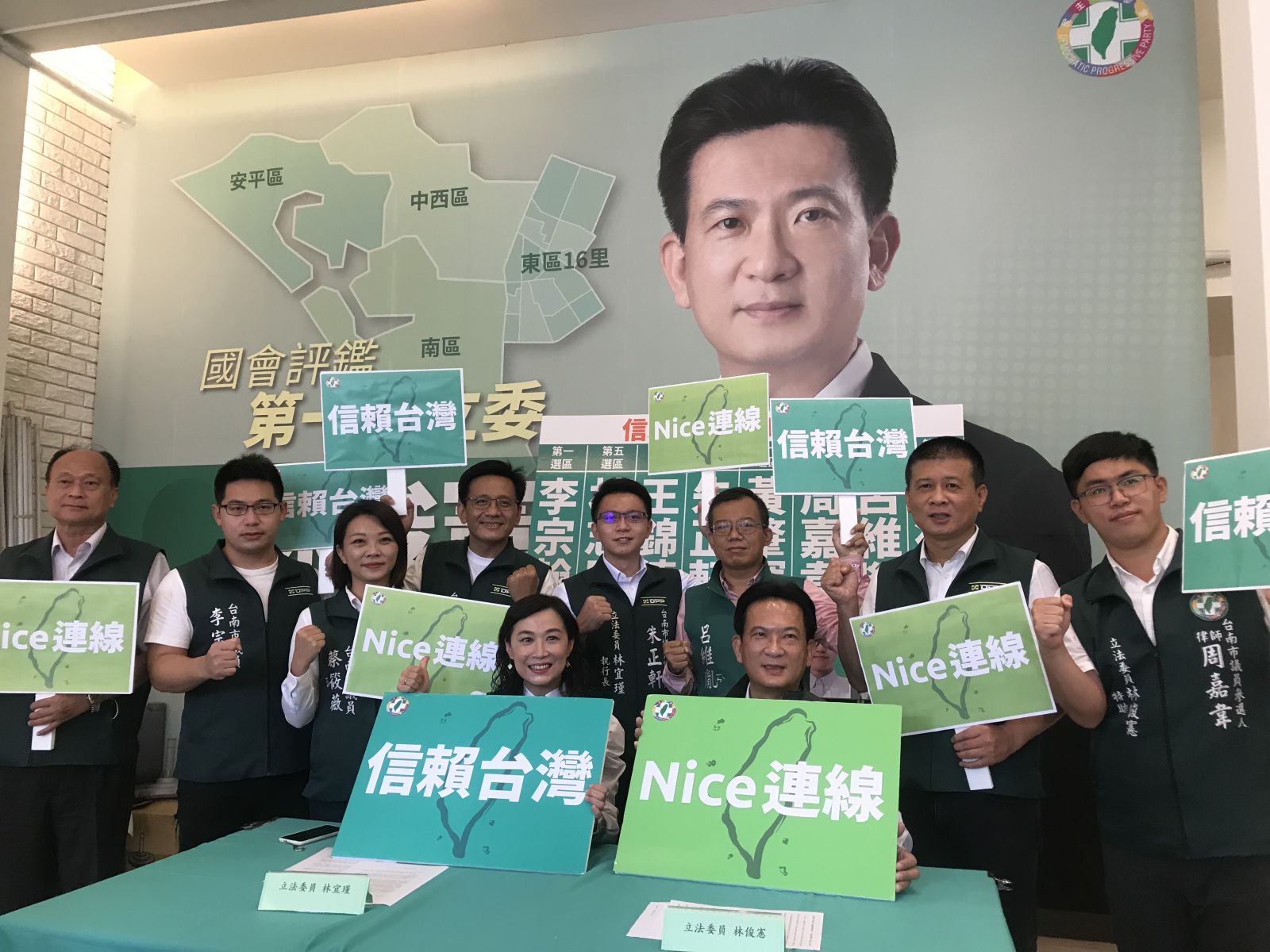被視為賴清德嫡系的新潮流立委林俊憲、林宜瑾聯合8名議員參選人造勢。辛啓松攝