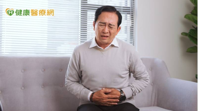 老翁腹痛就醫驚見「透抽軟骨」刺破小腸 緊急手術保命