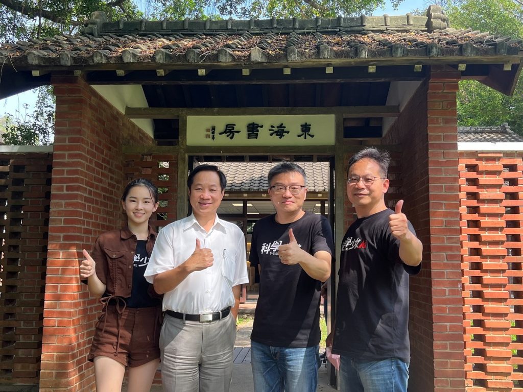 《科學少女》主角盧以恩(左起)、東海大學校長張國恩、導演莊景燊、監製王銀國合影。(圖/東海大學提供)