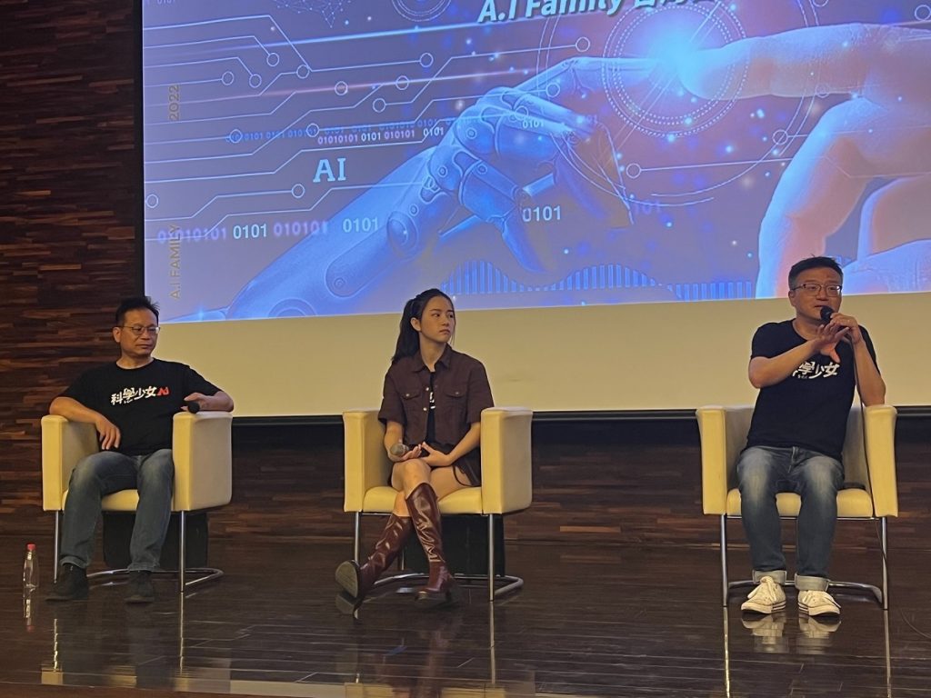 導演莊景燊(右)分享電影創作與東海大學的關聯性以及拍攝趣事。(圖/東海大學提供)