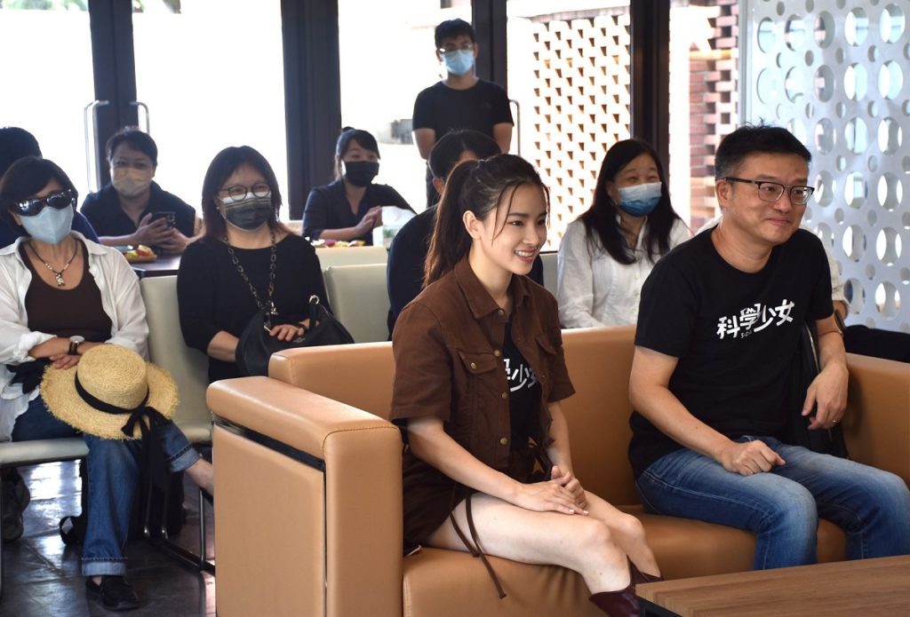 《科學少女》主角盧以恩(前排左一)與現場師生互動.(圖/東海大學提供)