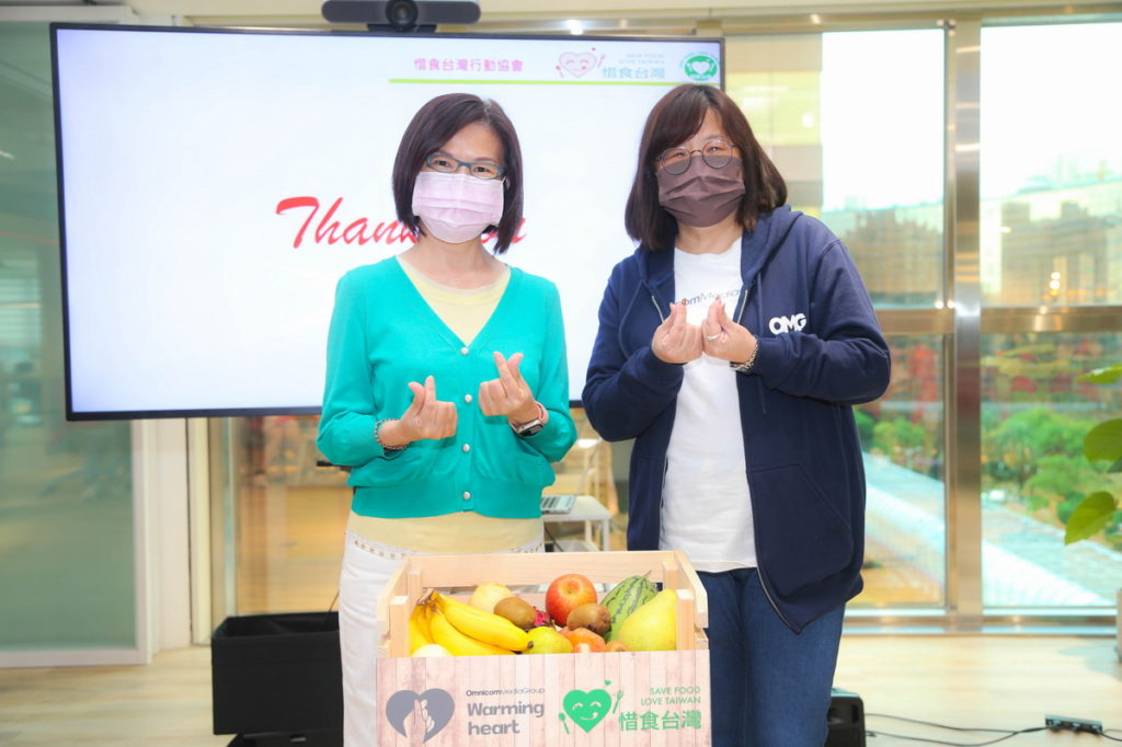 與惜食台灣行動協會合作蒐集剩食,並透過「惜食廚房」的力量製作成便當,照顧獨居弱勢長輩需要的一餐