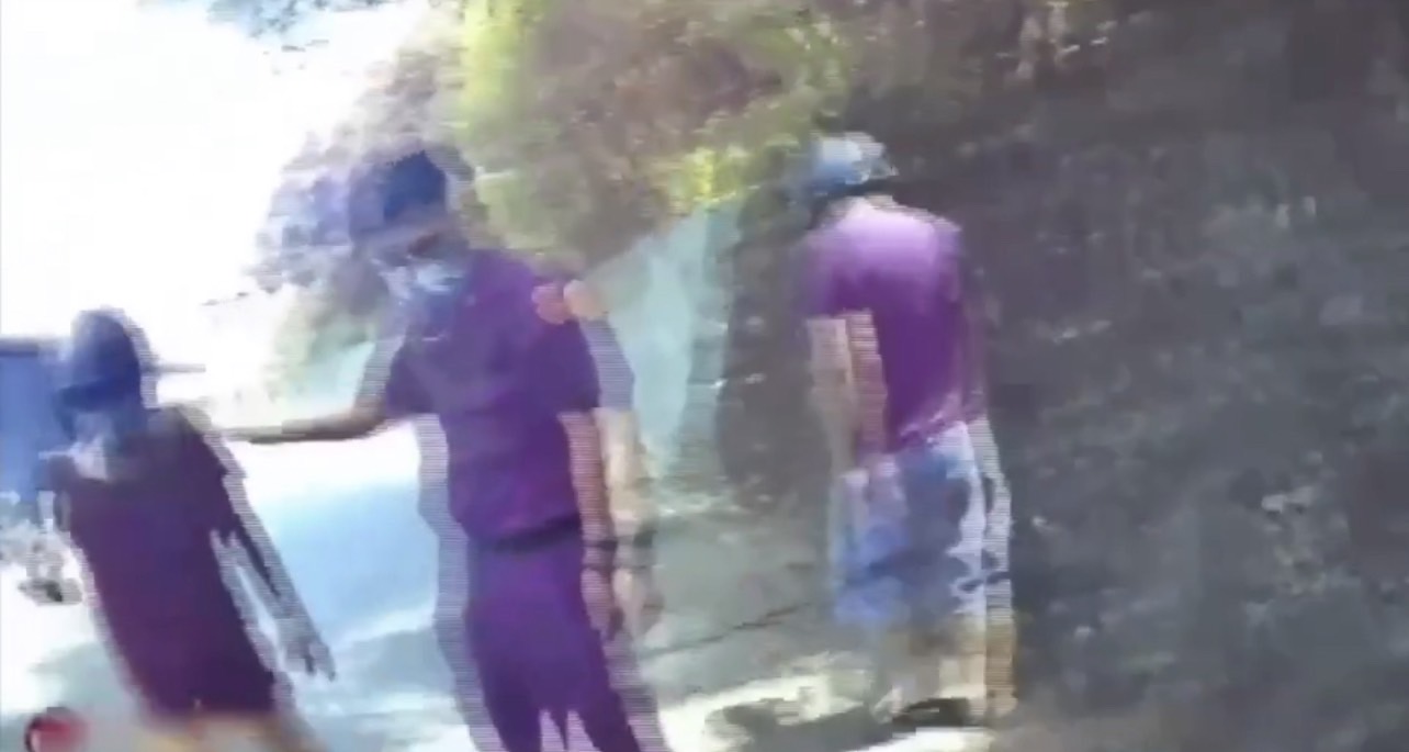 圖:女子爆氣當街狂打男友,警員立即制止。