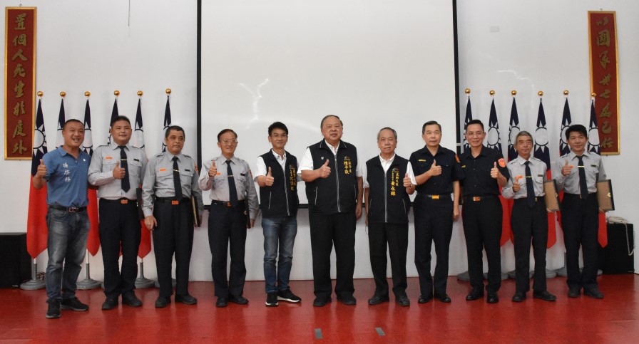 ▲大甲警表揚資深及績優協勤民力共計52人,由陳子敬副市長代表市長頒獎 (圖/台中大甲分局 提供)