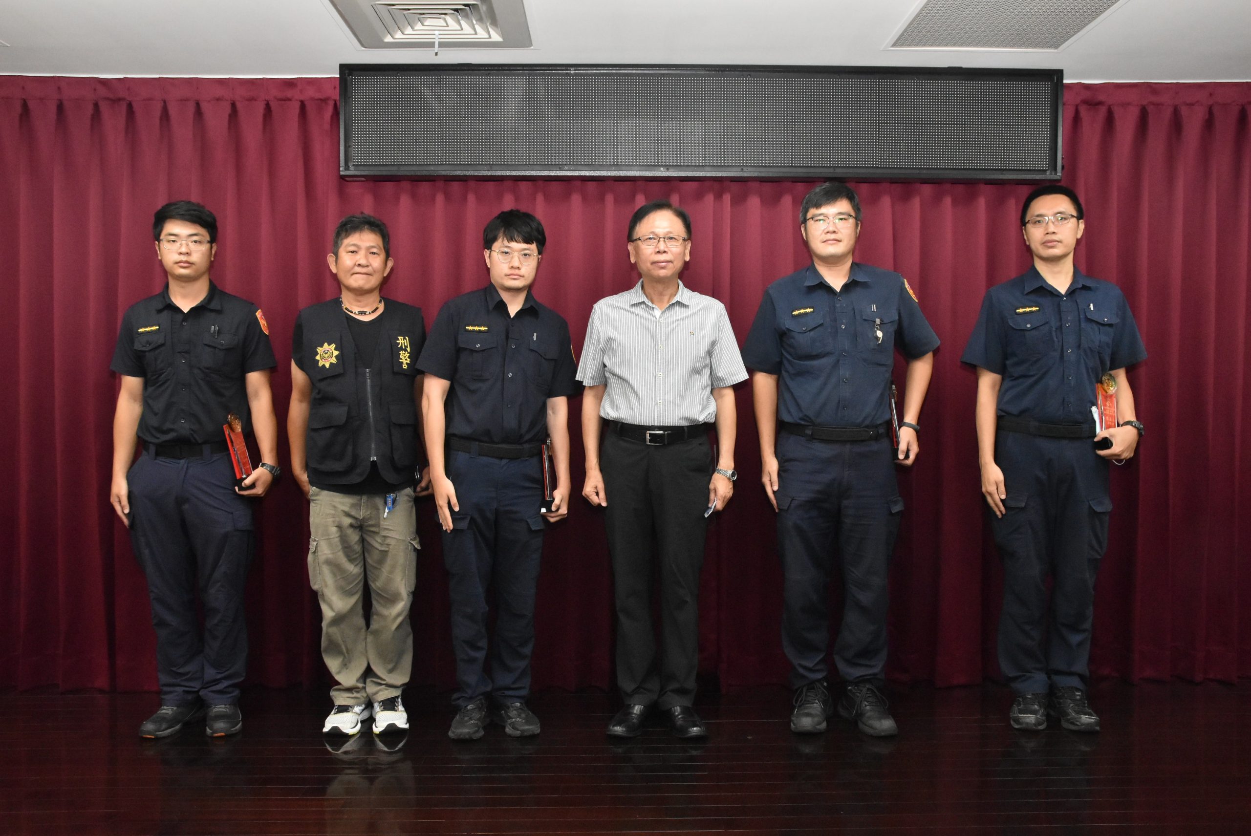 圖片說明:臺中市政府警察局111年第2季5名協尋達人獲頒獎表揚後合影。(記者林㤈輝翻攝)