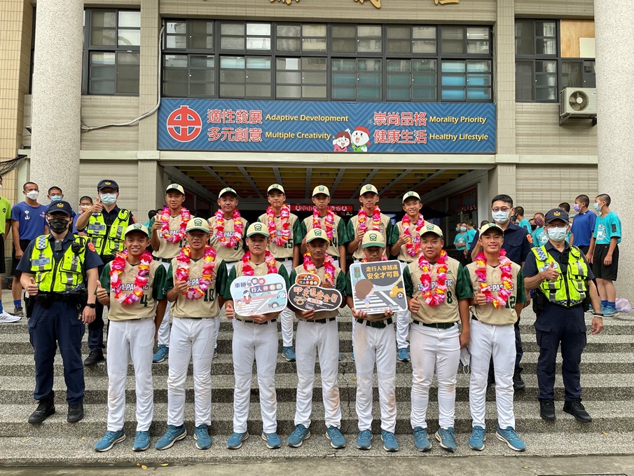 圖片說明:臺中市中山國中棒球國家代表隊獲得2022年LLB次青少棒世界冠軍,並與中市警六分局共同宣導交通安全月合影。(記者謝榮浤翻攝)
