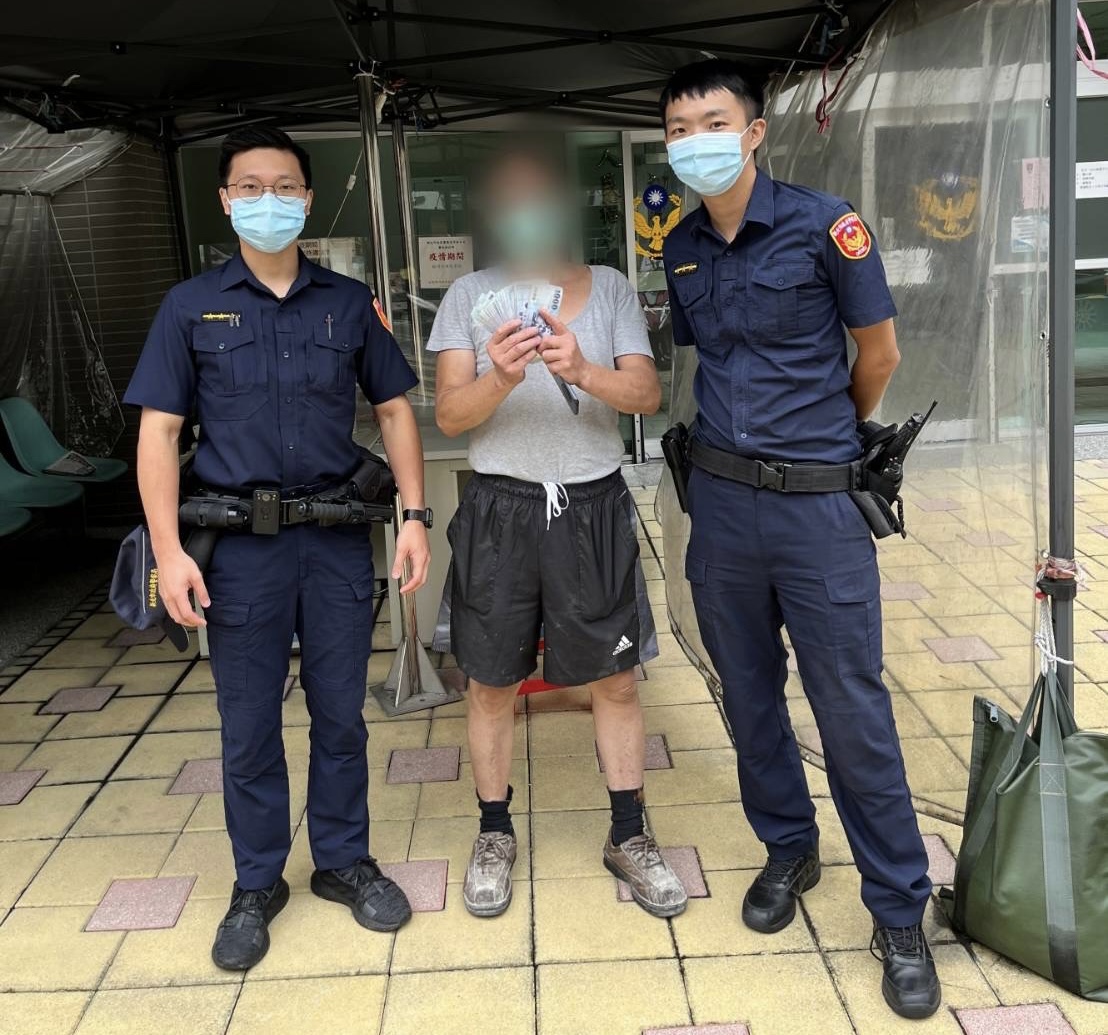 圖片說明:警員陳奕維、黃從心及曹家展幫吳民尋回遺失的鈔票。(記者徐煜勝翻攝)