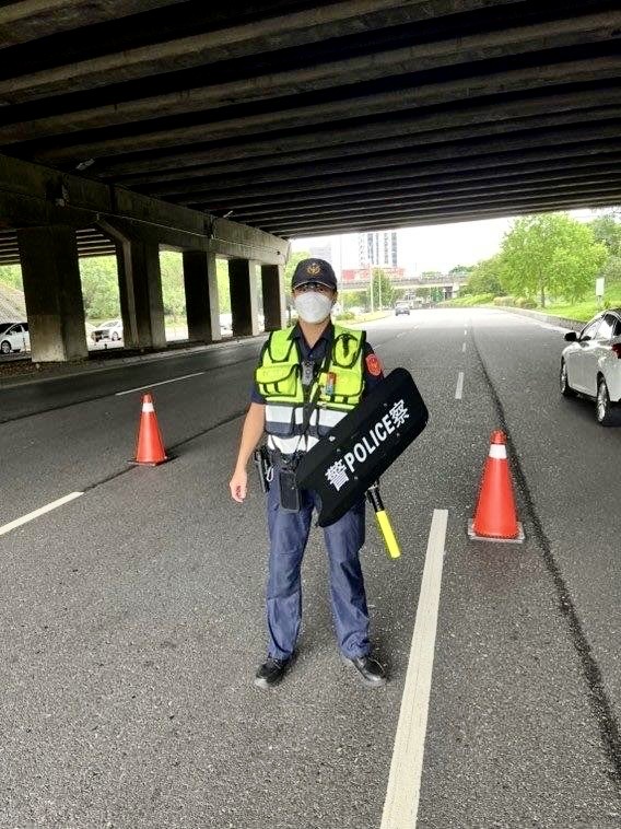 圖片說明:臺北市保安警察大隊攜帶警察局配發之「新式臂盾」出勤,積極執行路檢勤務。(記者宋紹誠翻攝)。