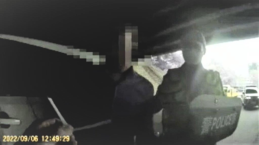 圖片說明:臺北市保大警持新式臂盾全程在旁戒護,嫌犯心知難逃法網,自行將藏放之毒品愷他命吸管1支主動交付警方。(記者宋紹誠翻攝)。