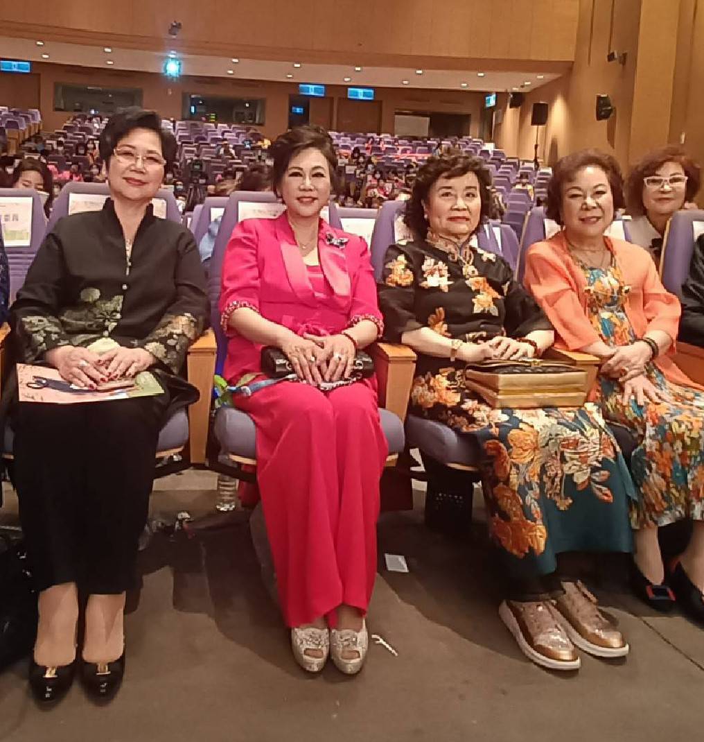 圖片說明:立法委員溫玉霞(左一)、林淑敏理事長(圖中)、世界華人工商婦女企管協會創會總會長柯杜瑞琴(右一)、世界華人工商婦女企管協會名譽總會長陳上春(右二)。(記者吳萍攝)。