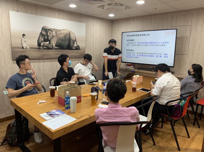 地美NFT說明會上,楊朝竣不時會遇到台下民眾尖銳提問。(圖/地美金融提供)