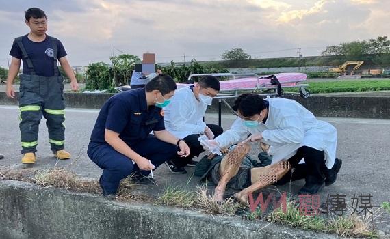 八旬翁摔車困水溝　員警援助召救護車送醫