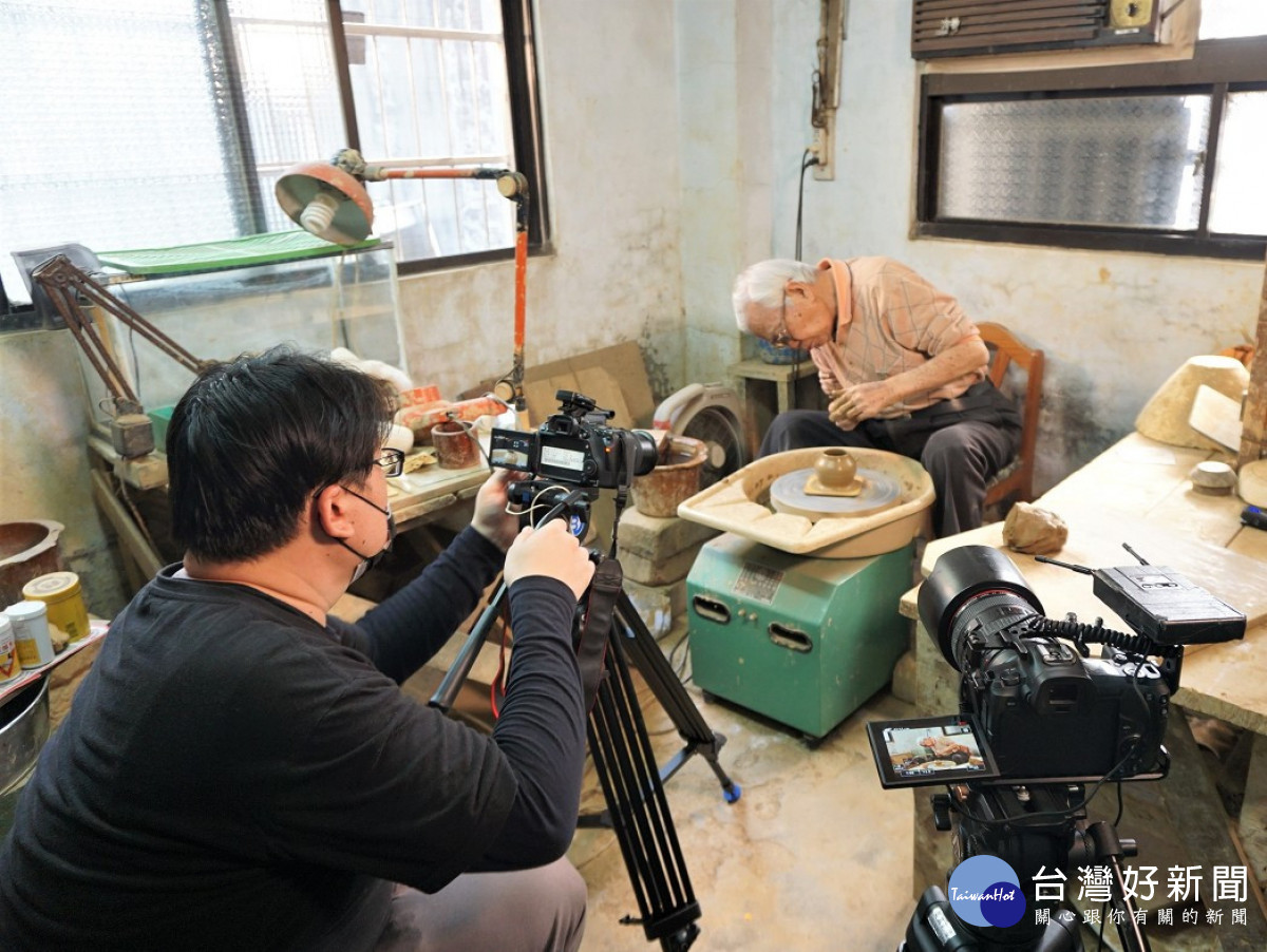 關注三鶯文創發展內涵的北大師生,為三鶯在地陶藝師們留下珍貴且深具意義的影像紀錄,圖為訪談國寶級製壺大師曾財萬