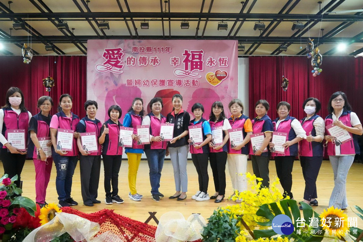 許淑華頒贈各婦女會理事長聘書。(許淑華服務處提供)