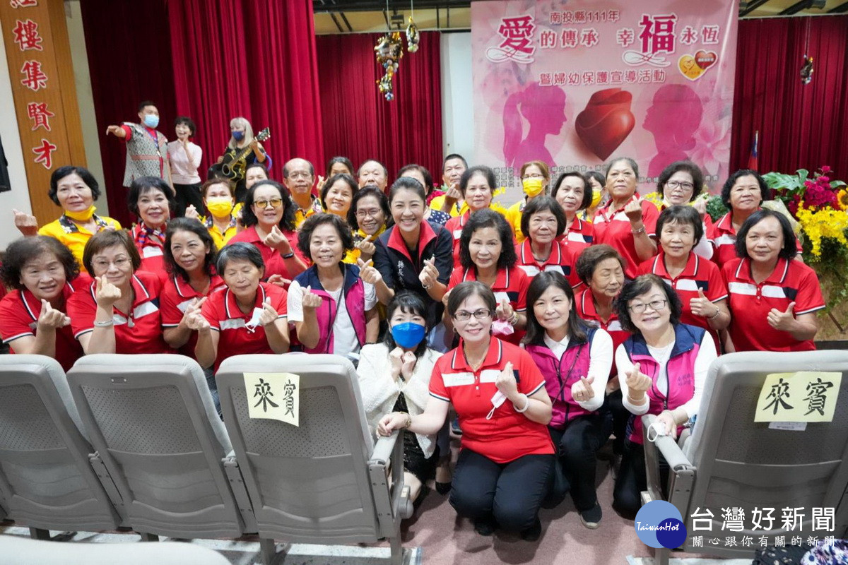 許淑華與各婦女會成員合影。(許淑華服務處提供)