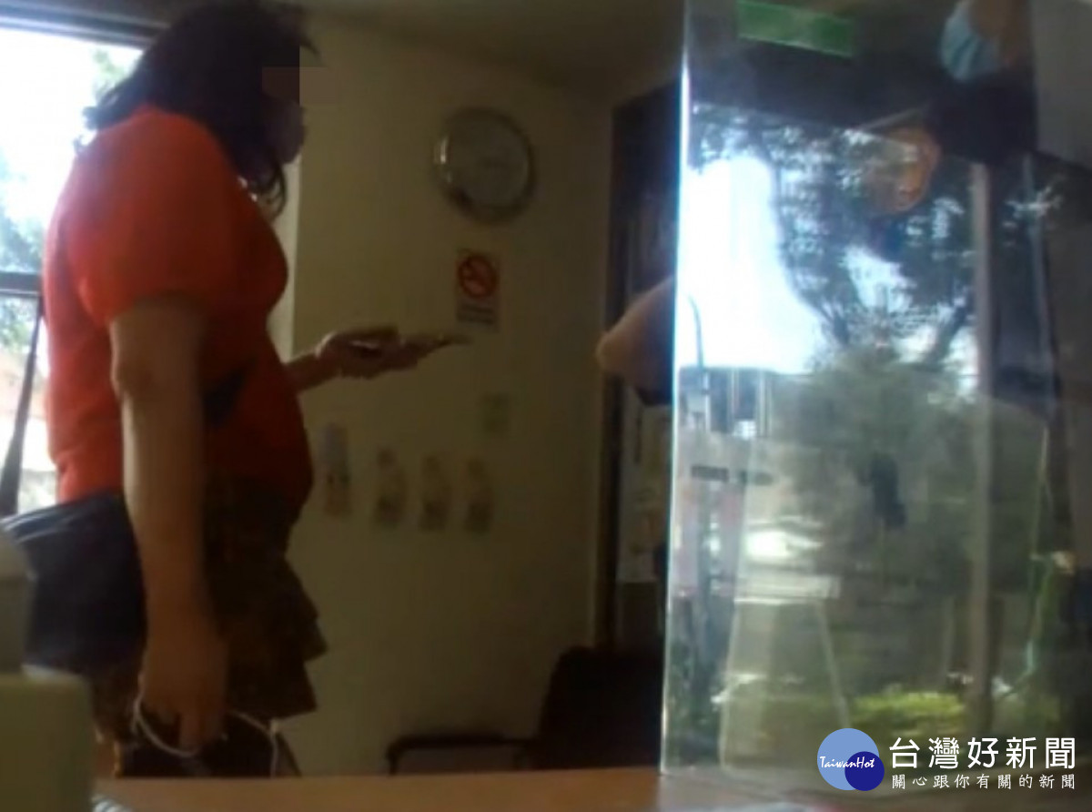 50多歲藍姓婦人直奔板橋警分局信義派出所，神情緊張自己接獲恐嚇電話，電話中要求婦人需準備新臺幣30萬元，才能確保女兒安全