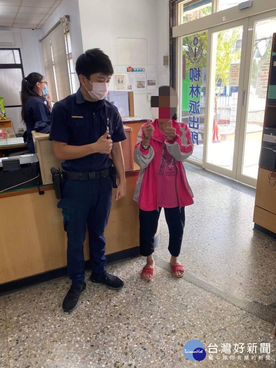 楊婦在員警詳細解說下表示不會匯出任何款項,並感謝員警熱心幫助/李光揚翻攝