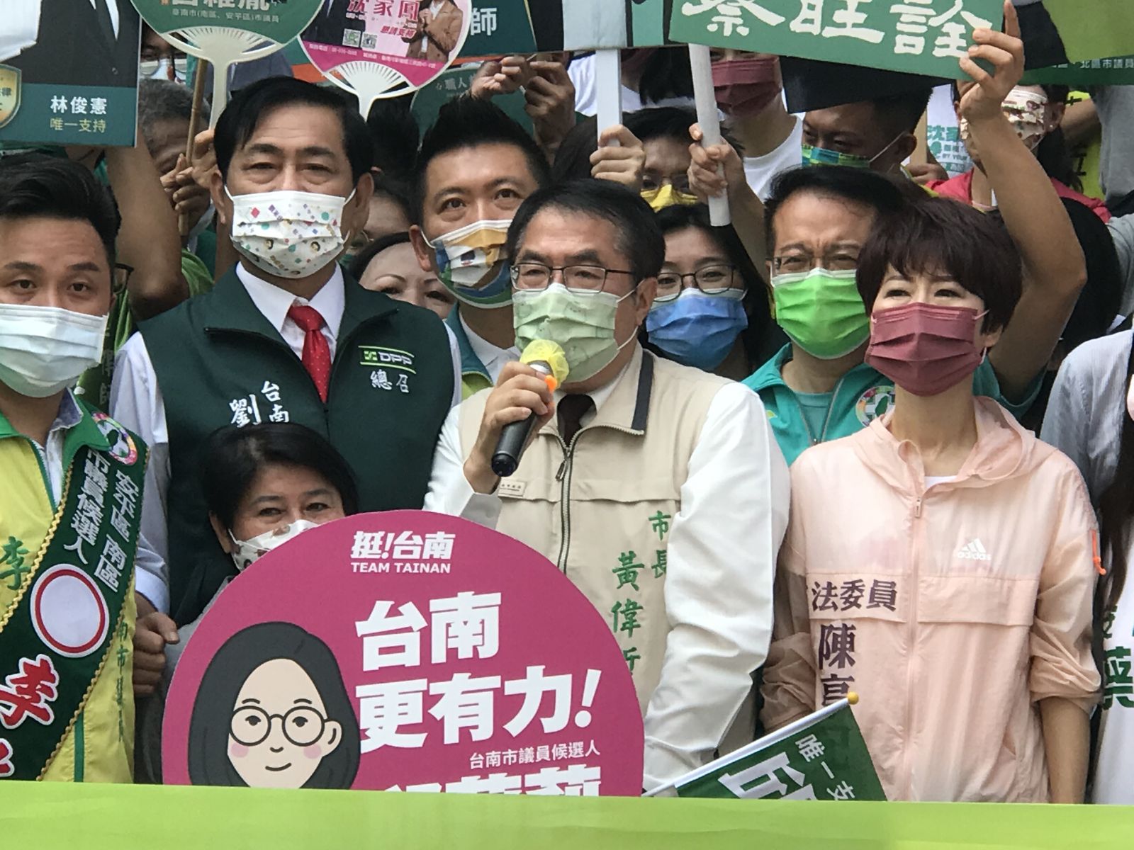 立委陳亭妃（ 右）與市長黃偉哲在2018年市長初選種下嫌隙，迄今仍未冰釋。辛啓松攝