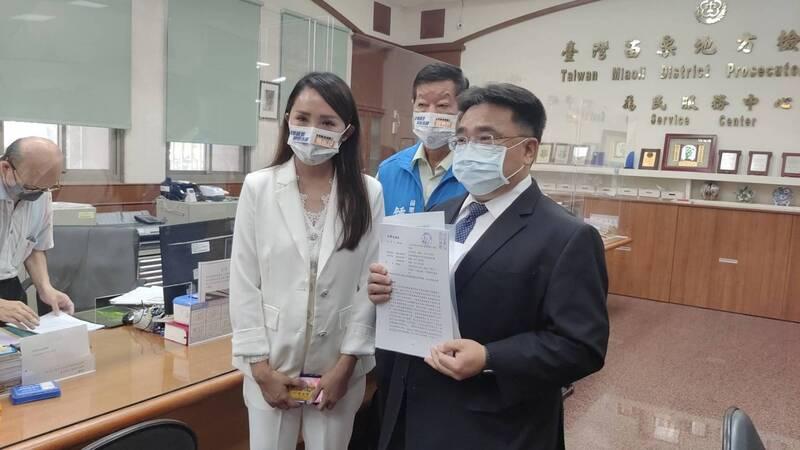 鍾東錦競選總部發言人陳怡樺（前左）15日會同律師饒斯棋（前右)到苗栗地檢署控告黃健庭。鍾東錦競辦提供