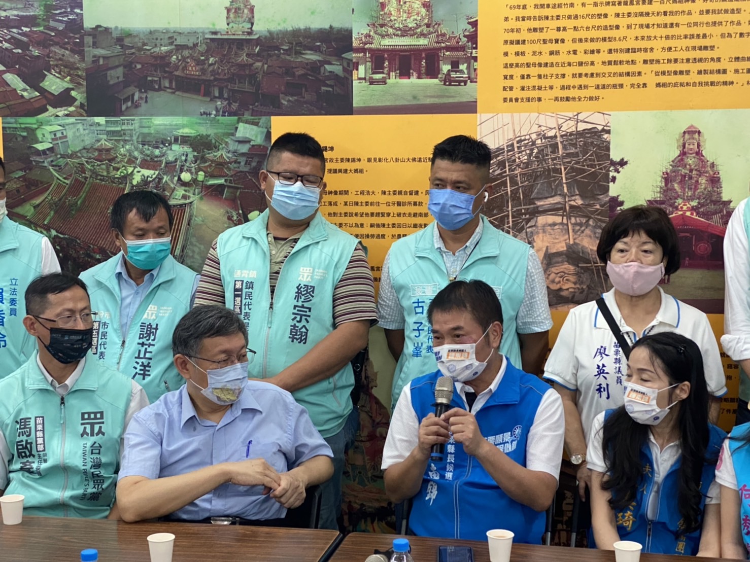 柯文哲11日到苗栗縣，巧遇鍾東錦，兩人相談甚歡。鍾東錦競辦提供