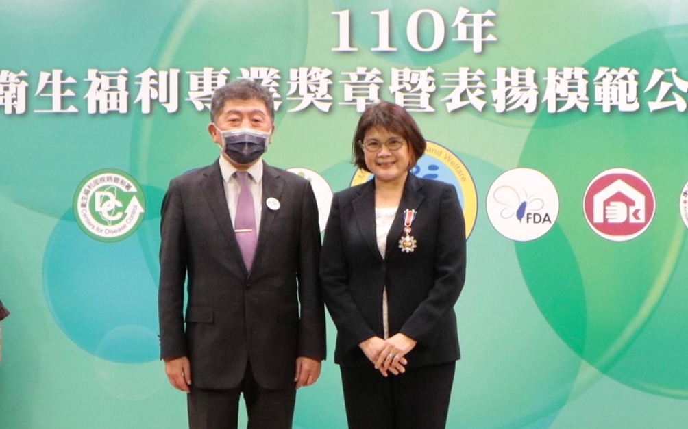 劉淑瓊（右）建議照護司加強說明住院看護納健保在感染控制的效果，這對健保財務有所助益。翻攝台灣醫療改革基金會臉書