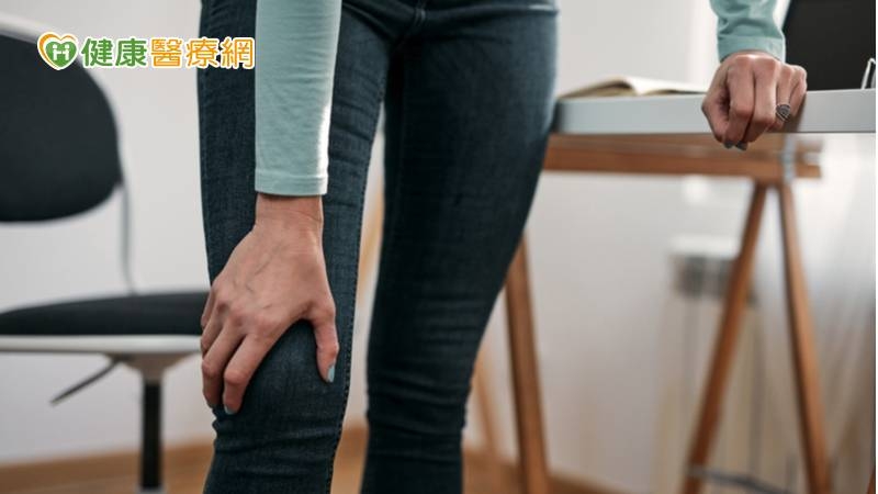 接受保膝矯正手術 妙齡女短裙秀出挺直雙腳