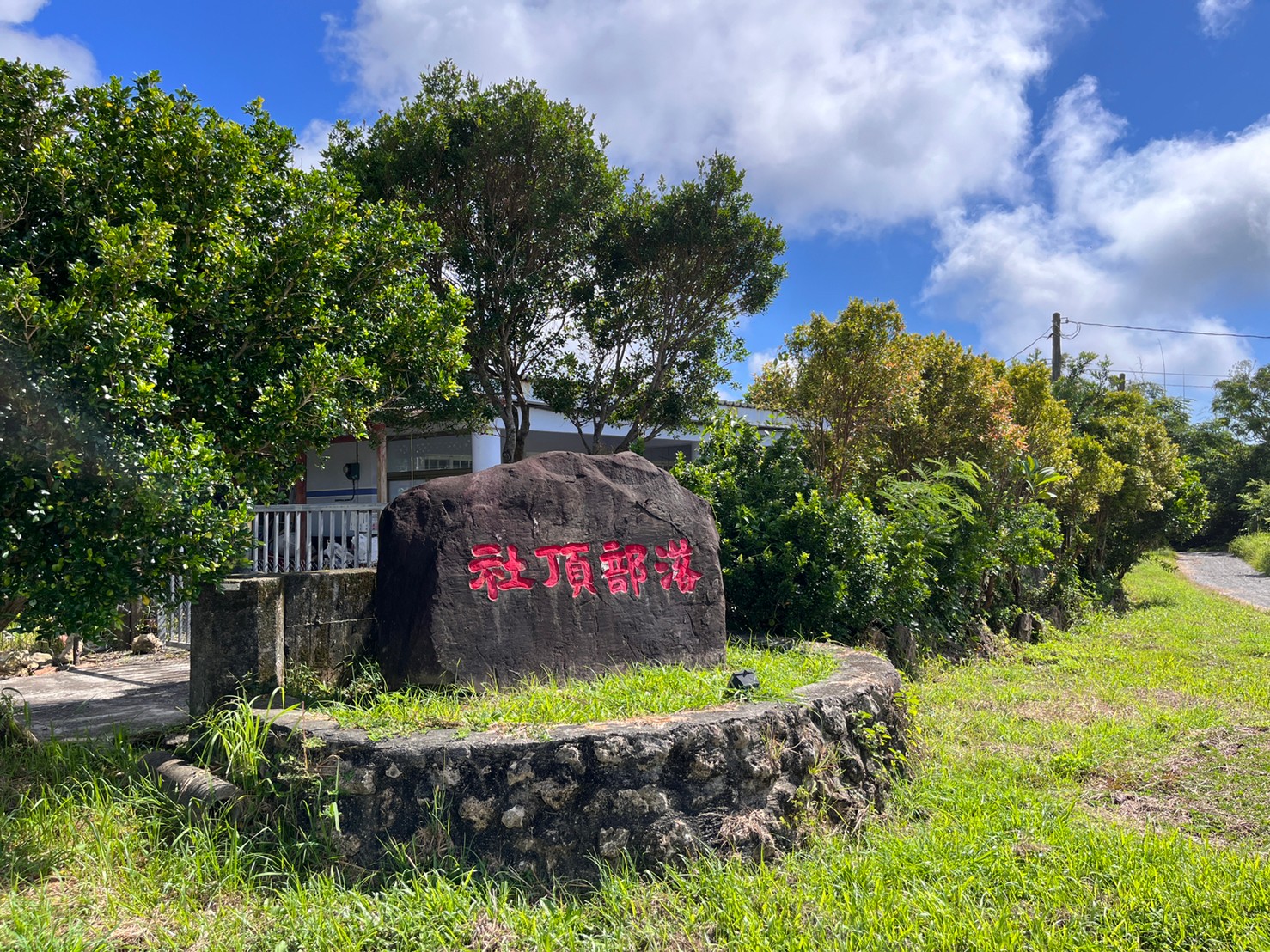 道路兩旁滿佈的珊瑚礁岩,見證了社頂公園過去曾深藏海底(圖片來源:LAVA台灣鐵人三項公司)