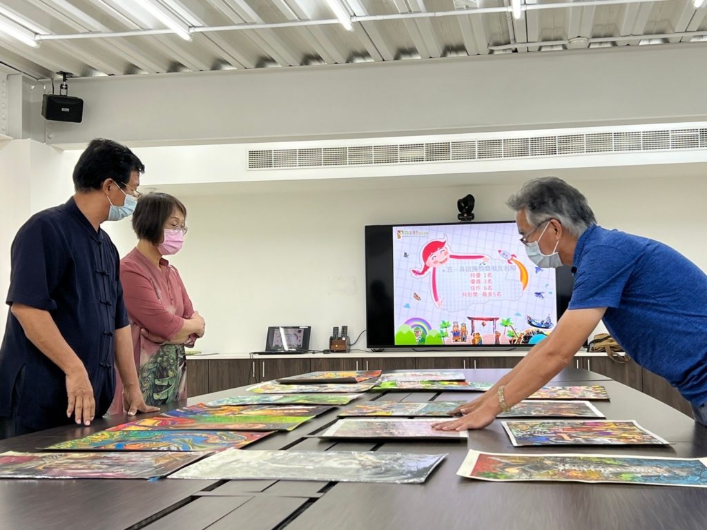 03-繪畫類評審進行作品討論