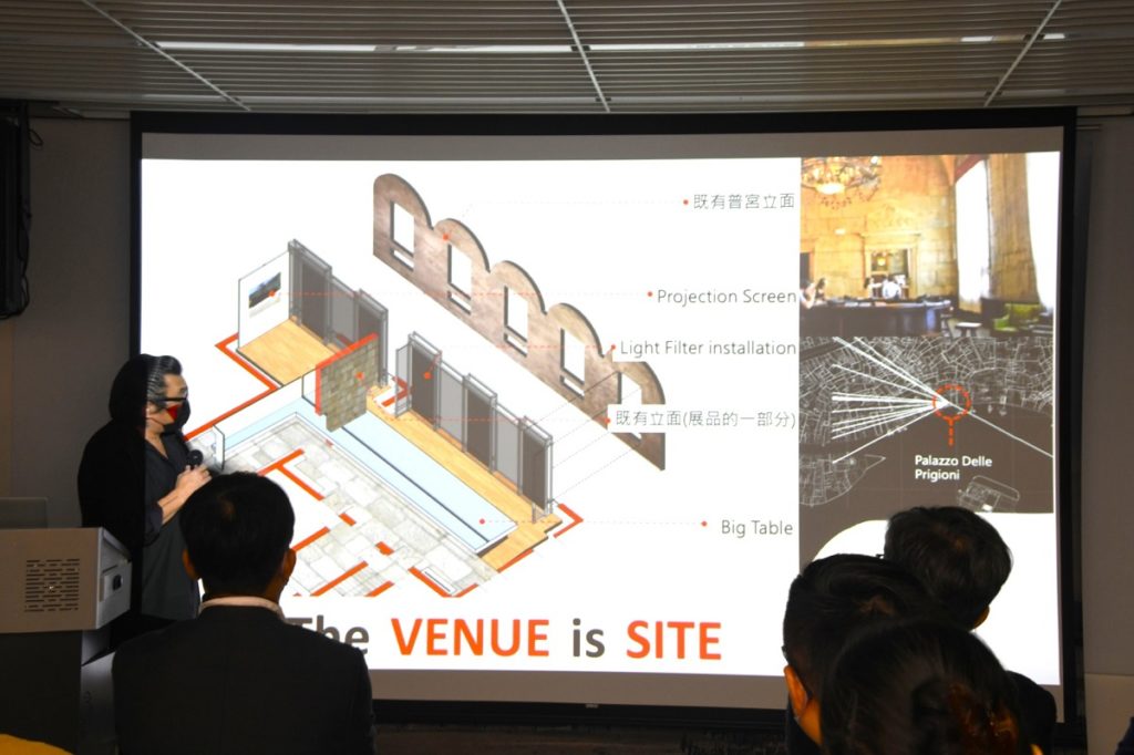 「第18屆威尼斯建築雙年展─臺灣館」由東海大學建築團隊獲選獲選,圖為策展人暨東海大學建築系主任曾瑋介紹獲選提案《地景中未完成的協議-台灣改裝》(圖/東海大學提供)